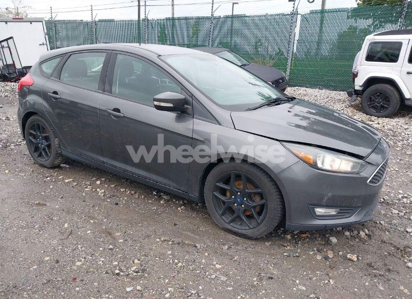 2016 Ford Focus SE (VIN 1FADP3K29GL370942) main photo