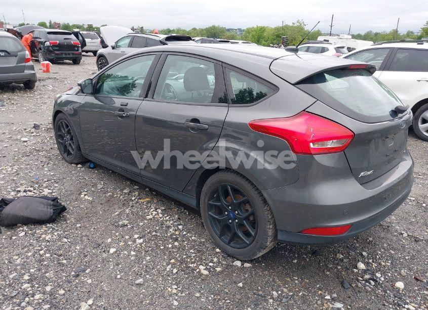 Photo 3 of 2016 Ford Focus SE (VIN 1FADP3K29GL370942)