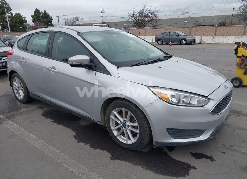 2016 Ford Focus SE (VIN 1FADP3K29GL384260) main photo