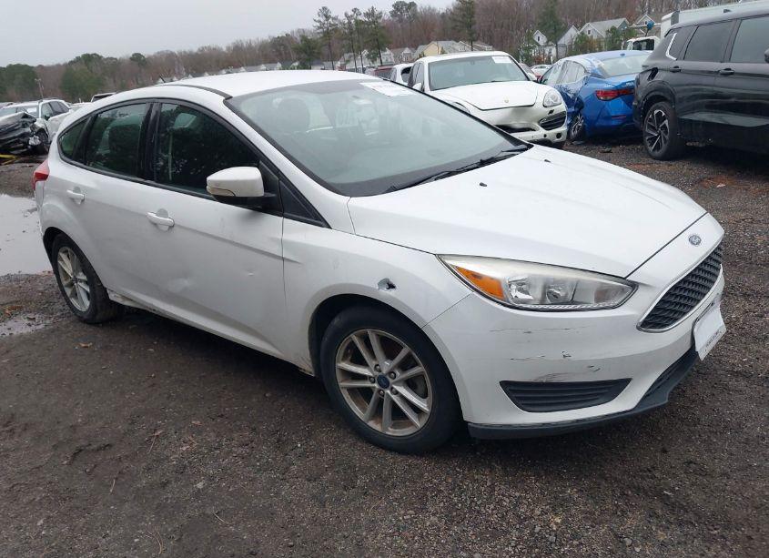 2017 Ford Focus SE (VIN 1FADP3K29HL218709) main photo