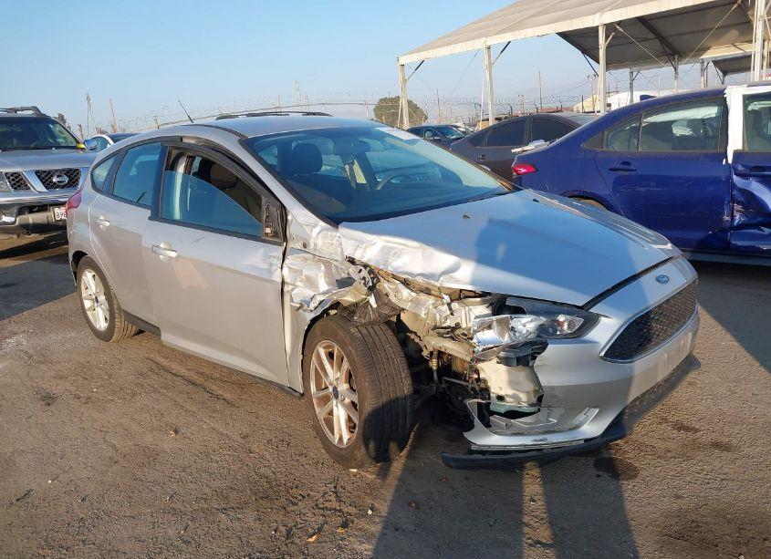 2017 Ford Focus SE (VIN 1FADP3K29HL231797) main photo
