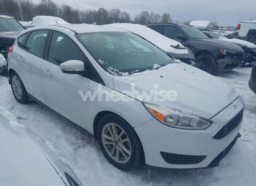 2017 Ford Focus SE (VIN 1FADP3K29HL246932) main photo