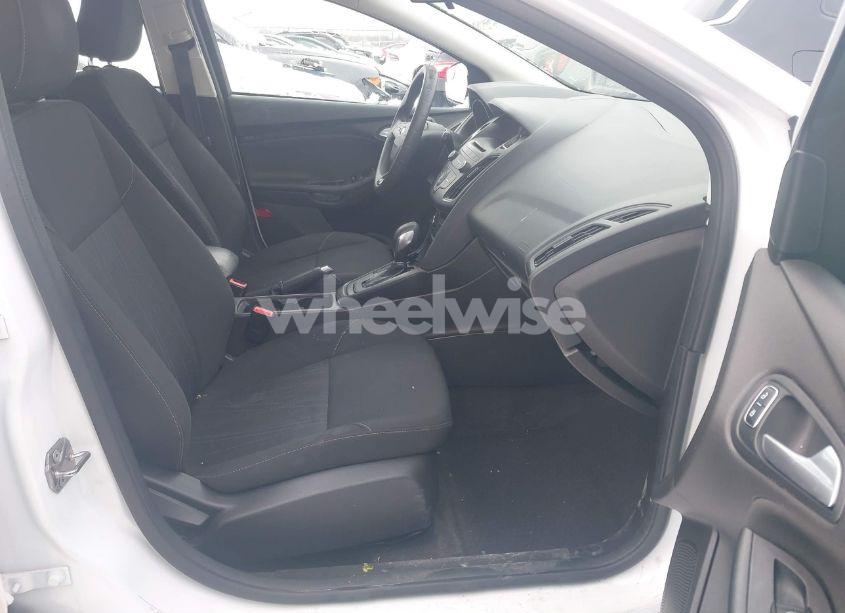 Photo 5 of 2017 Ford Focus SE (VIN 1FADP3K29HL246932)