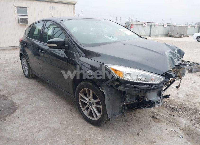 2017 Ford Focus SE (VIN 1FADP3K29HL258689) main photo