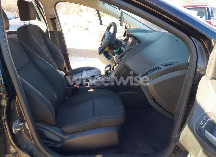 Photo 5 of 2017 Ford Focus SE (VIN 1FADP3K29HL290770)