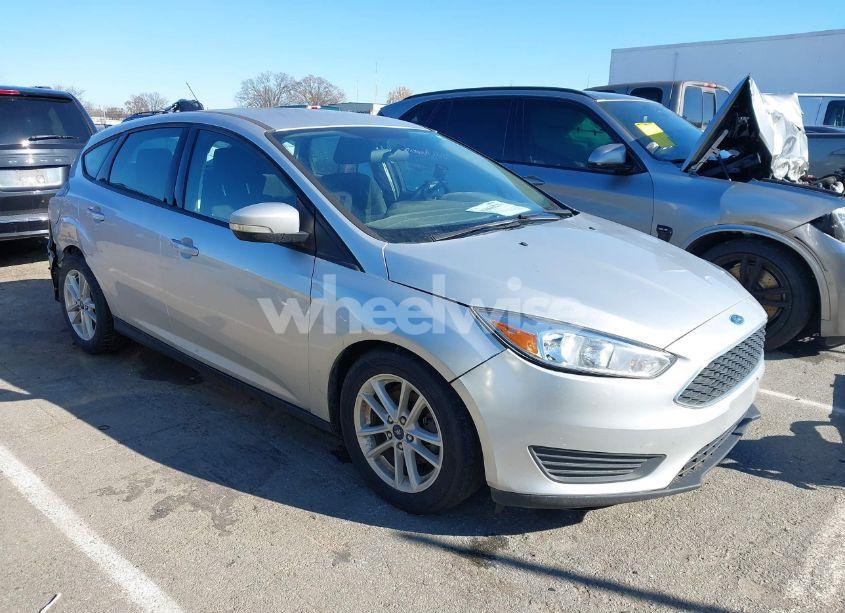 2018 Ford Focus SE (VIN 1FADP3K29JL210454) main photo