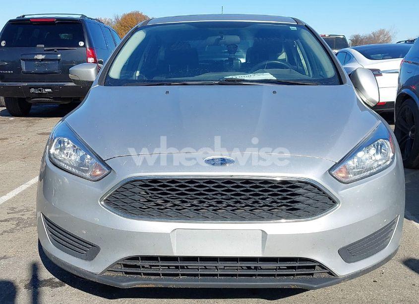 Photo 12 of 2018 Ford Focus SE (VIN 1FADP3K29JL210454)