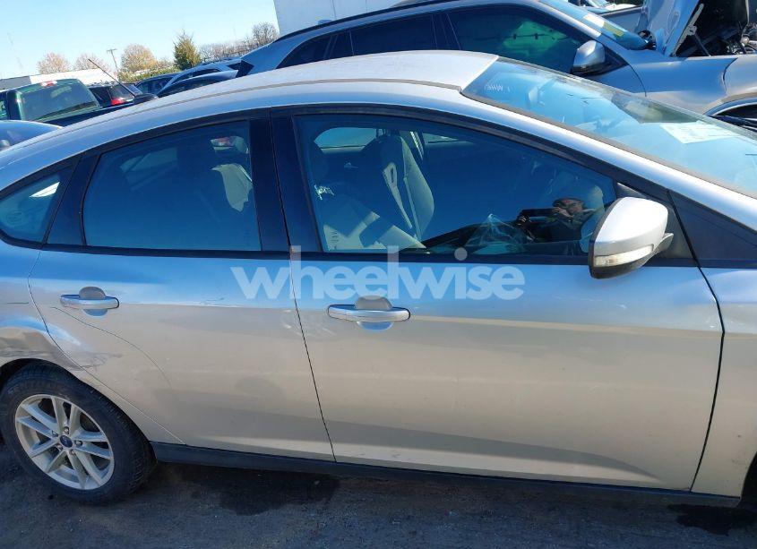 Photo 13 of 2018 Ford Focus SE (VIN 1FADP3K29JL210454)