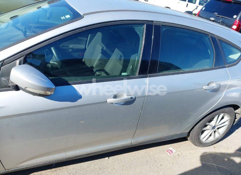 Photo 14 of 2018 Ford Focus SE (VIN 1FADP3K29JL210454)