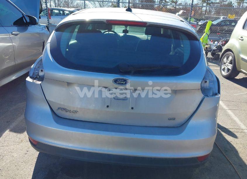Photo 16 of 2018 Ford Focus SE (VIN 1FADP3K29JL210454)