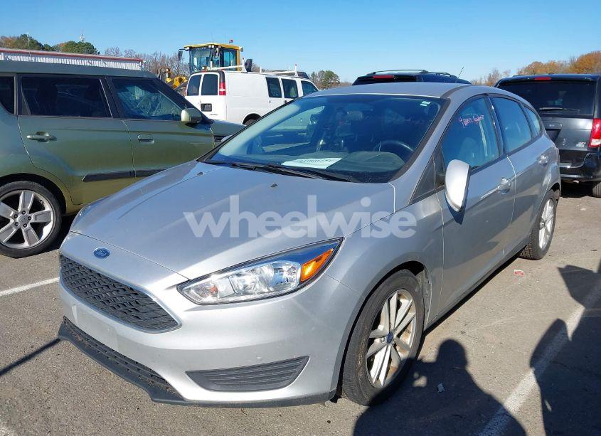 Photo 2 of 2018 Ford Focus SE (VIN 1FADP3K29JL210454)