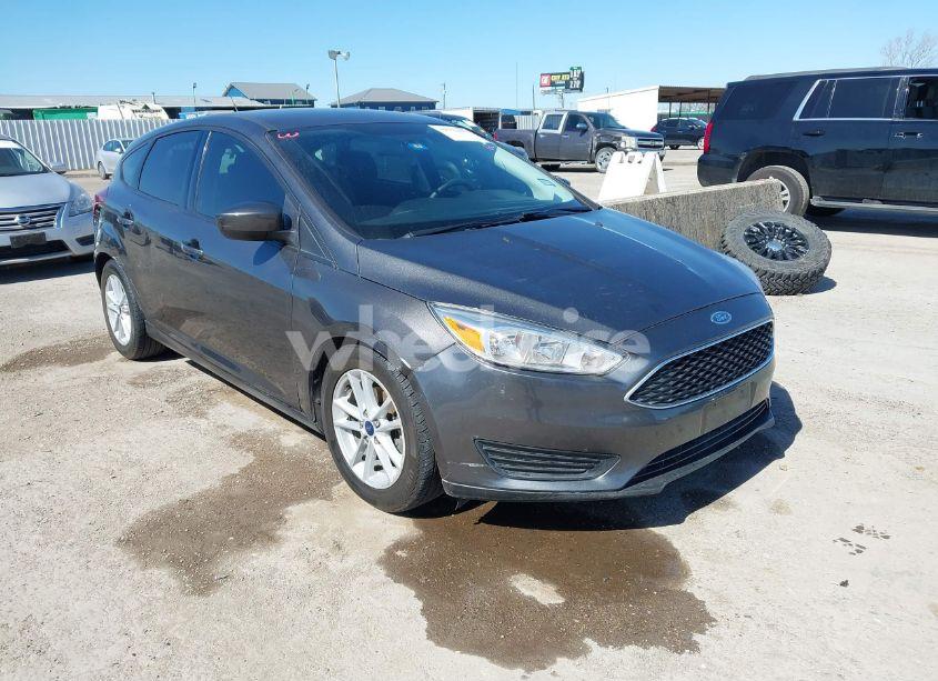 2018 Ford Focus SE (VIN 1FADP3K29JL222555) main photo