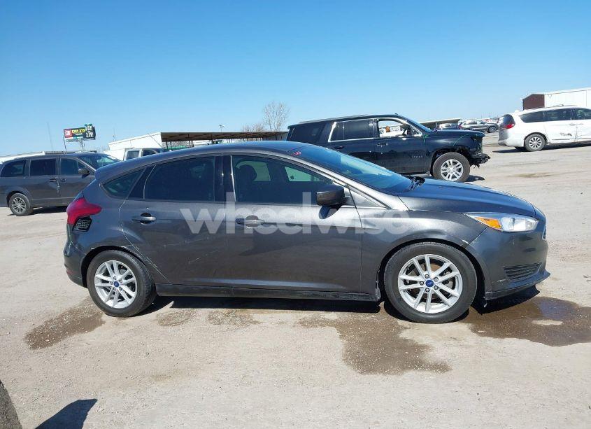 Photo 13 of 2018 Ford Focus SE (VIN 1FADP3K29JL222555)