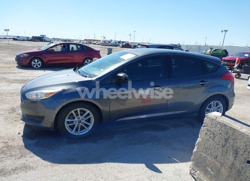 Photo 14 of 2018 Ford Focus SE (VIN 1FADP3K29JL222555)