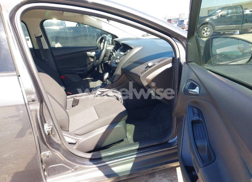 Photo 5 of 2018 Ford Focus SE (VIN 1FADP3K29JL222555)