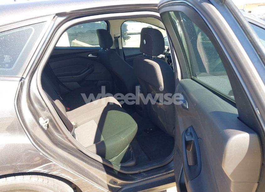 Photo 8 of 2018 Ford Focus SE (VIN 1FADP3K29JL222555)