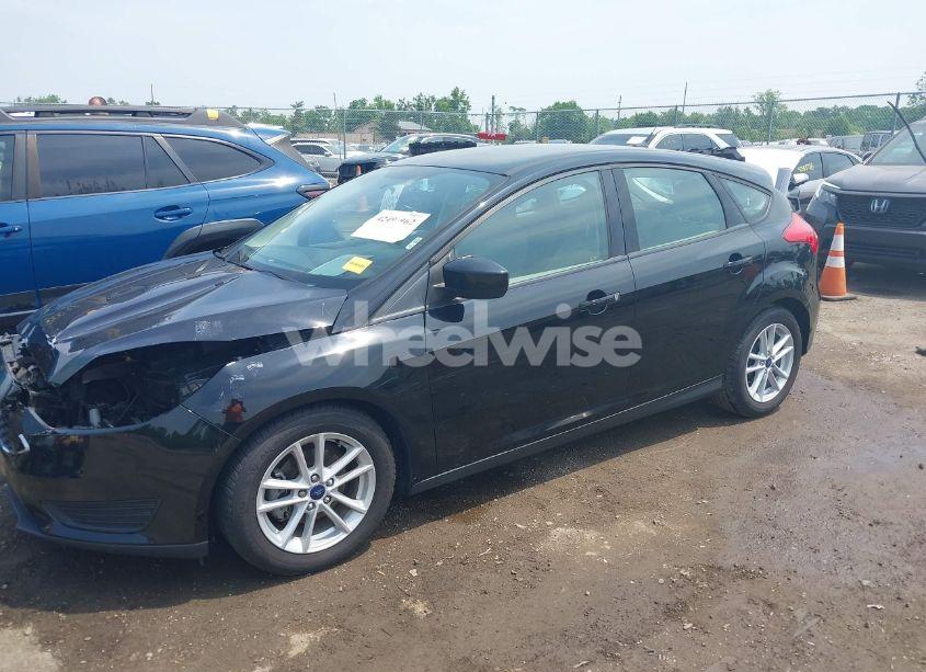 Photo 2 of 2018 Ford Focus SE (VIN 1FADP3K29JL238027)