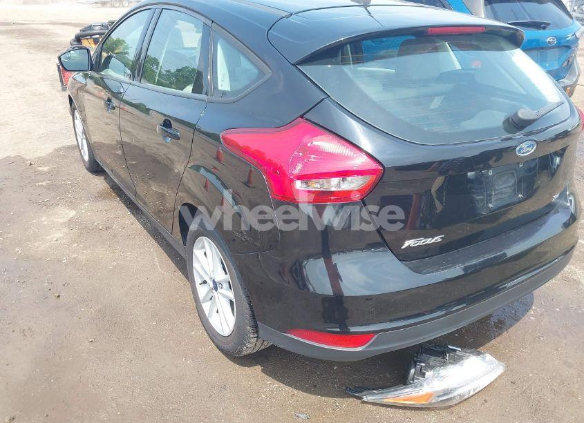 Photo 3 of 2018 Ford Focus SE (VIN 1FADP3K29JL238027)