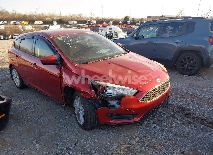 2018 Ford Focus SE (VIN 1FADP3K29JL242983) main photo