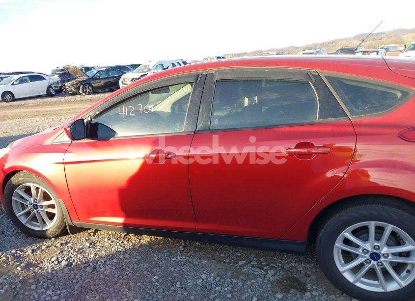 Photo 14 of 2018 Ford Focus SE (VIN 1FADP3K29JL242983)