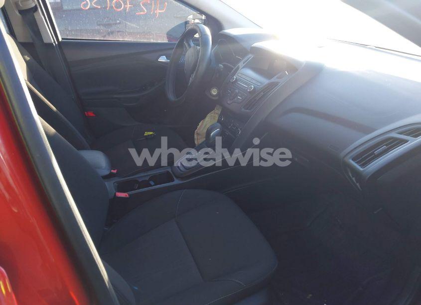 Photo 5 of 2018 Ford Focus SE (VIN 1FADP3K29JL242983)