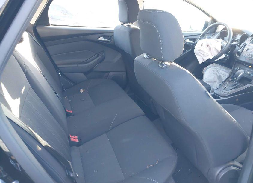 Photo 8 of 2018 Ford Focus SE (VIN 1FADP3K29JL243471)