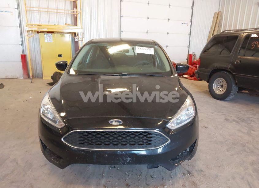 Photo 12 of 2018 Ford Focus SE (VIN 1FADP3K29JL283582)