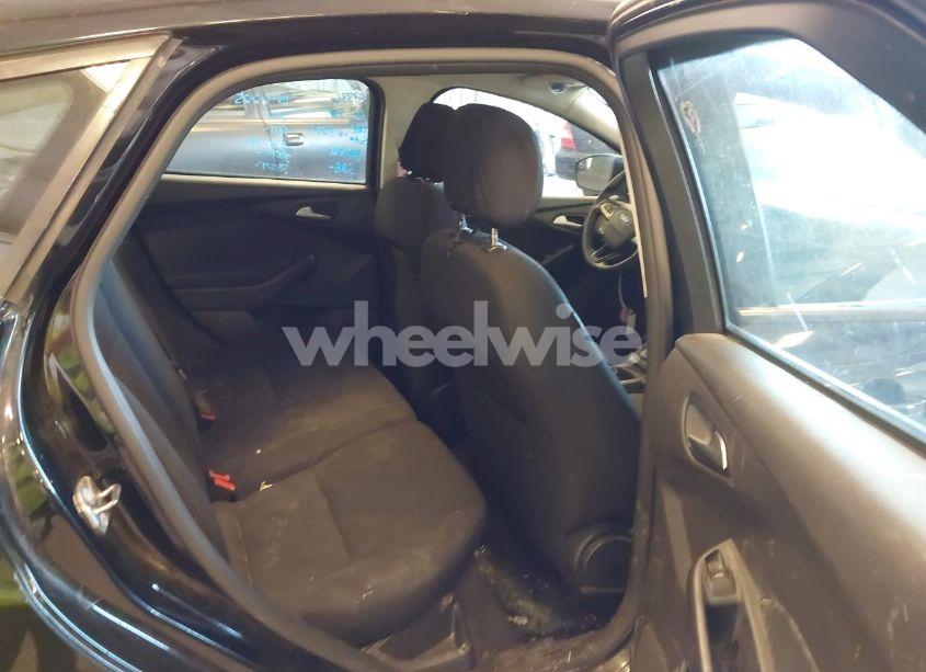 Photo 8 of 2018 Ford Focus SE (VIN 1FADP3K29JL283582)