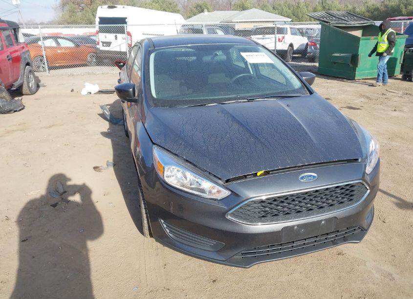 2018 Ford Focus SE (VIN 1FADP3K29JL309615) main photo