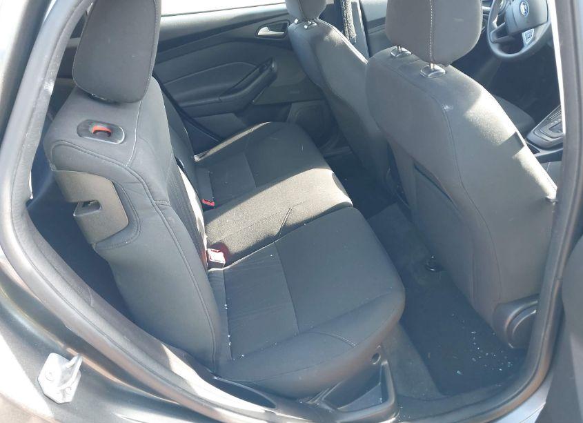 Photo 8 of 2018 Ford Focus SE (VIN 1FADP3K29JL309615)