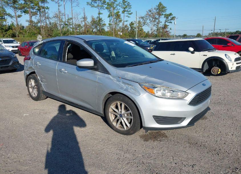 2018 Ford Focus SE (VIN 1FADP3K29JL329699) main photo