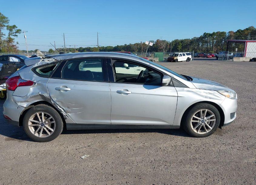 Photo 13 of 2018 Ford Focus SE (VIN 1FADP3K29JL329699)