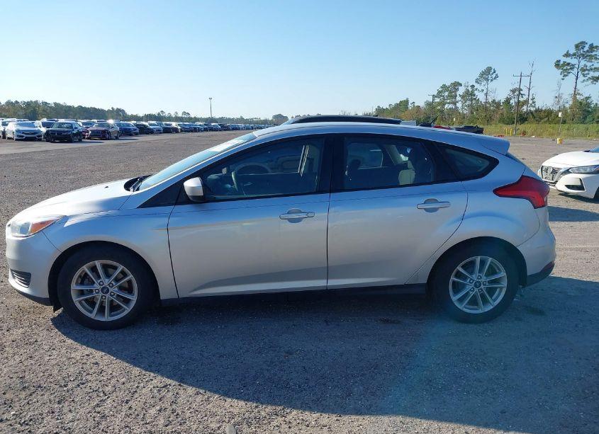 Photo 14 of 2018 Ford Focus SE (VIN 1FADP3K29JL329699)