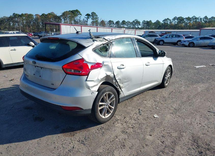 Photo 4 of 2018 Ford Focus SE (VIN 1FADP3K29JL329699)