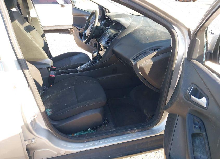 Photo 5 of 2018 Ford Focus SE (VIN 1FADP3K29JL329699)