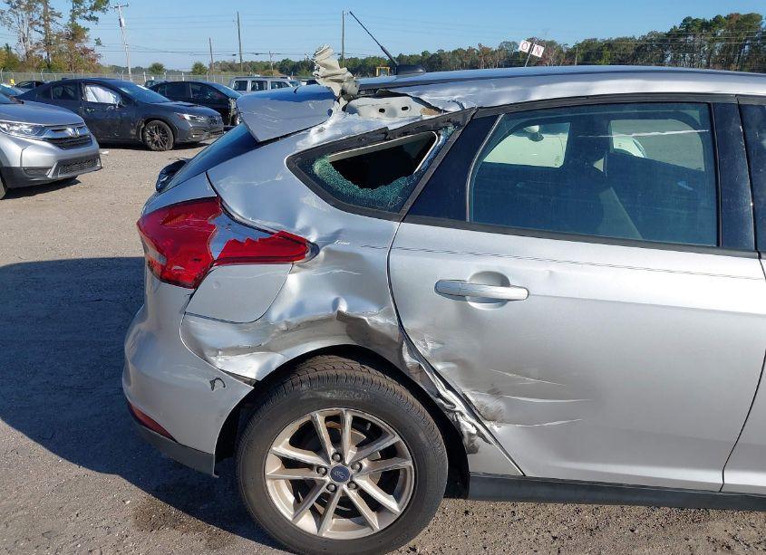 Photo 6 of 2018 Ford Focus SE (VIN 1FADP3K29JL329699)