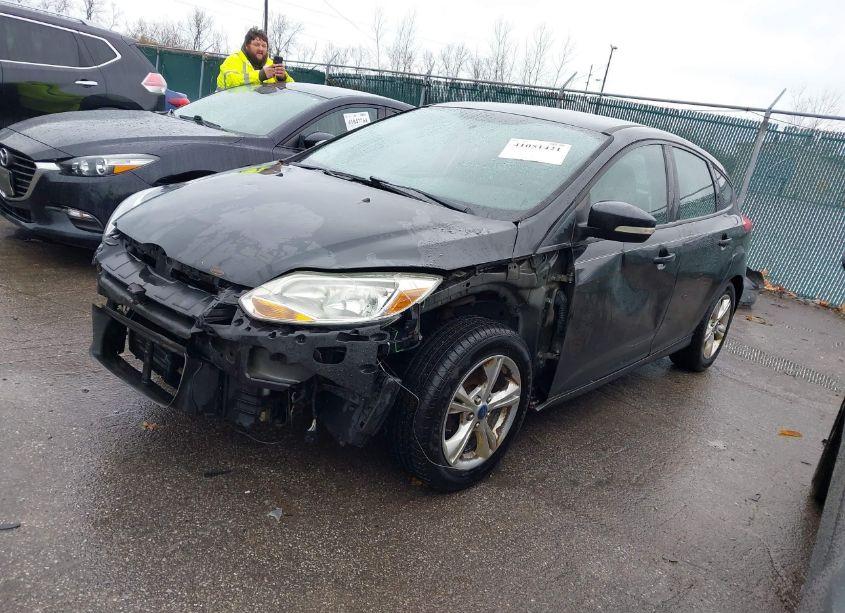 Photo 2 of 2013 Ford Focus SE (VIN 1FADP3K2XDL279657)