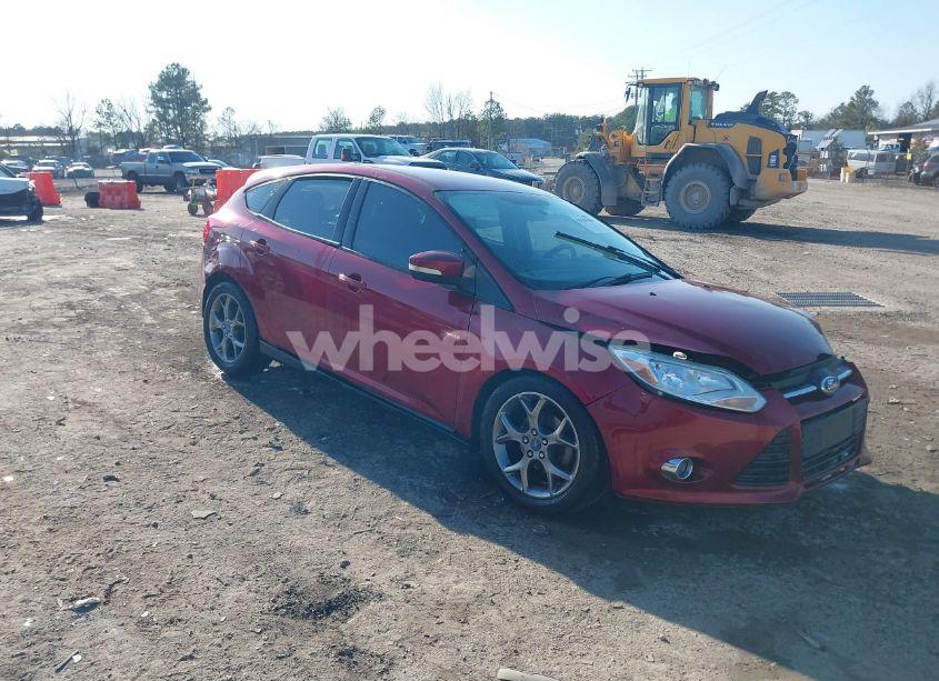2014 Ford Focus SE (VIN 1FADP3K2XEL103550) main photo