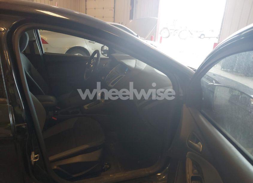 Photo 5 of 2014 Ford Focus SE (VIN 1FADP3K2XEL161030)