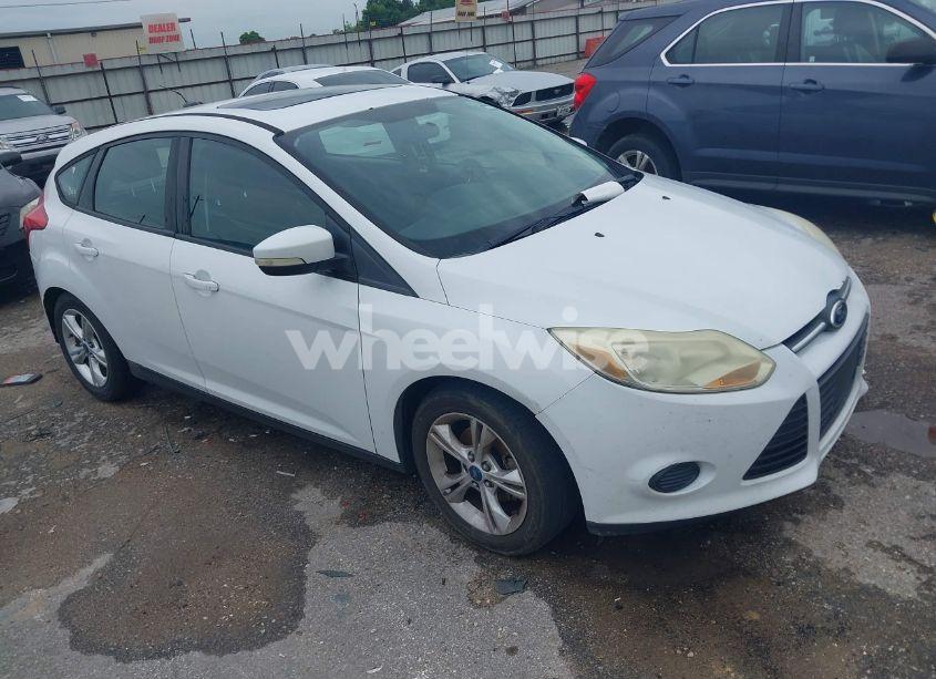 2014 Ford Focus SE (VIN 1FADP3K2XEL170956) main photo