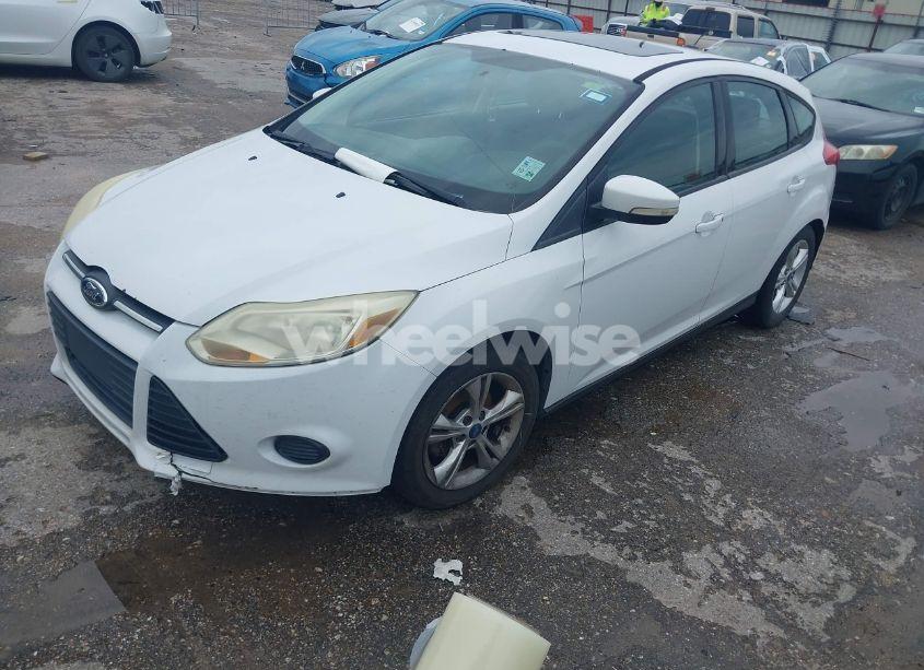Photo 2 of 2014 Ford Focus SE (VIN 1FADP3K2XEL170956)