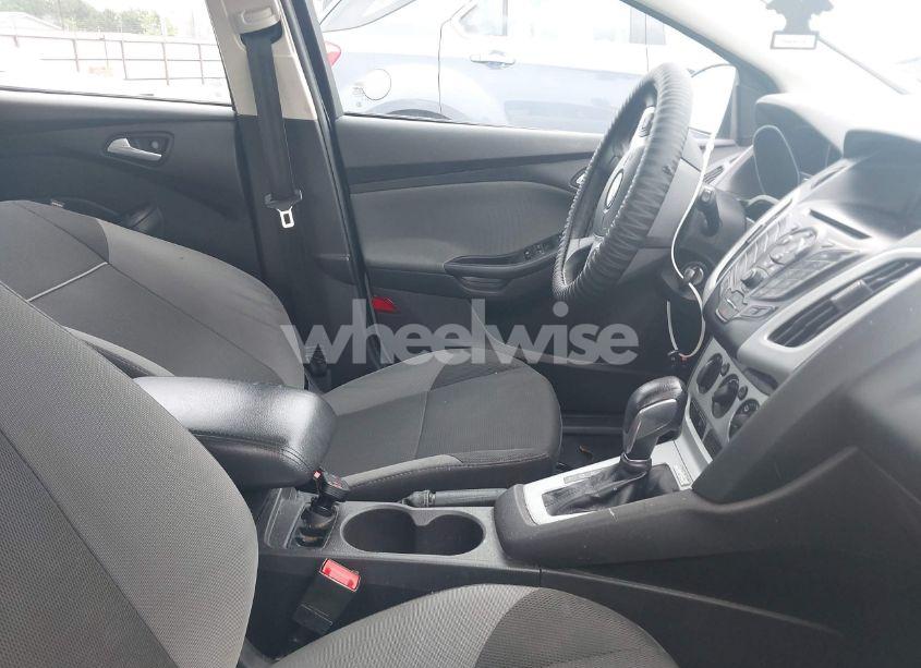 Photo 5 of 2014 Ford Focus SE (VIN 1FADP3K2XEL170956)