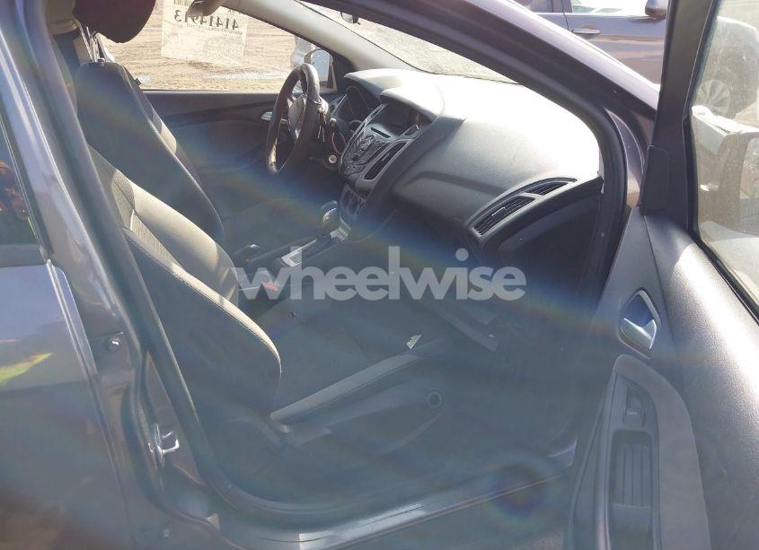 Photo 5 of 2014 Ford Focus SE (VIN 1FADP3K2XEL233909)