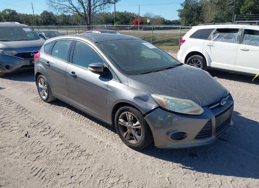 2014 Ford Focus SE (VIN 1FADP3K2XEL268434) main photo