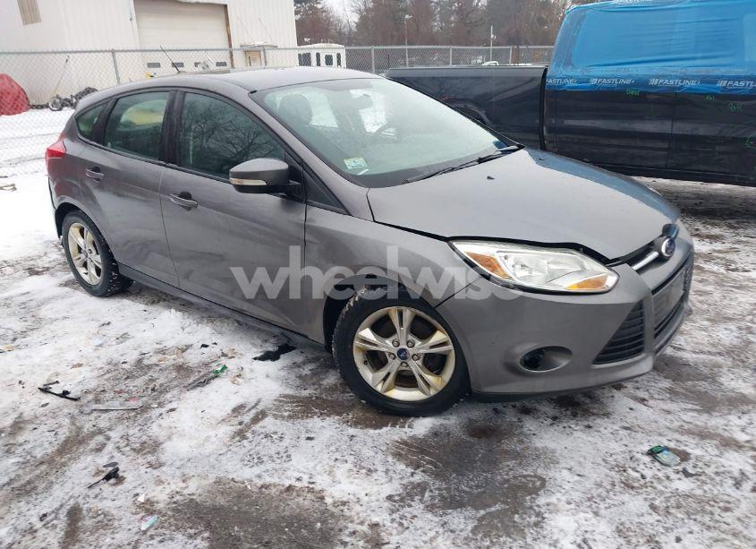 2014 Ford Focus SE (VIN 1FADP3K2XEL318765) main photo