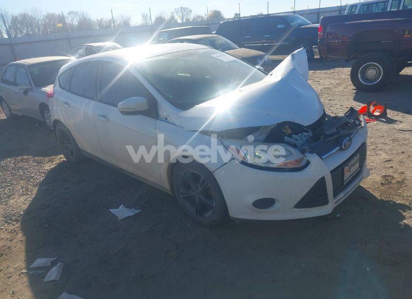 2014 Ford Focus SE (VIN 1FADP3K2XEL320130) main photo