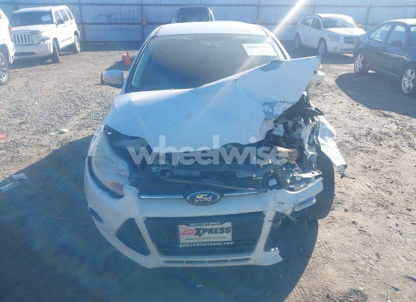 Photo 12 of 2014 Ford Focus SE (VIN 1FADP3K2XEL320130)