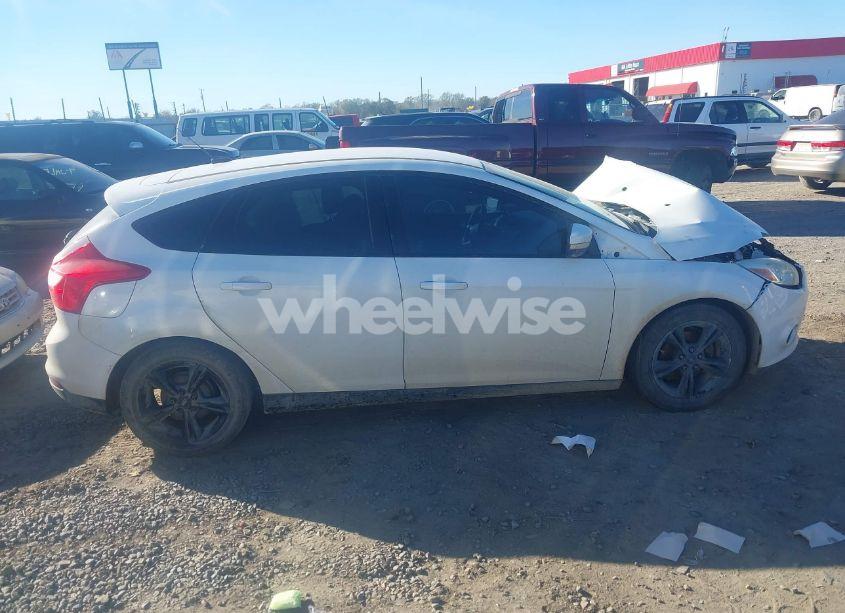 Photo 13 of 2014 Ford Focus SE (VIN 1FADP3K2XEL320130)