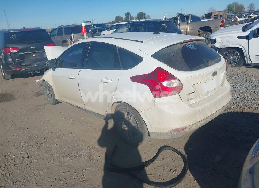 Photo 3 of 2014 Ford Focus SE (VIN 1FADP3K2XEL320130)