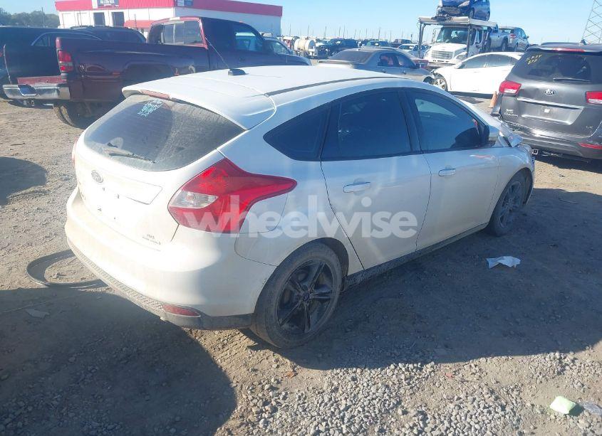Photo 4 of 2014 Ford Focus SE (VIN 1FADP3K2XEL320130)
